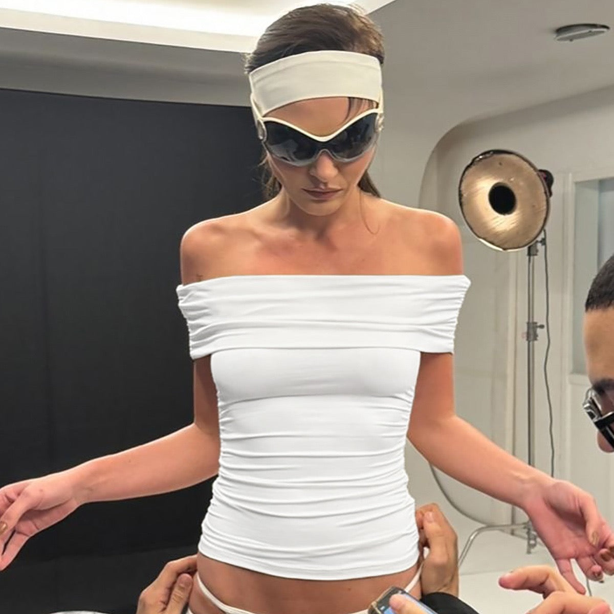 Off-Shoulder Ruched Crop Top Weiß 4